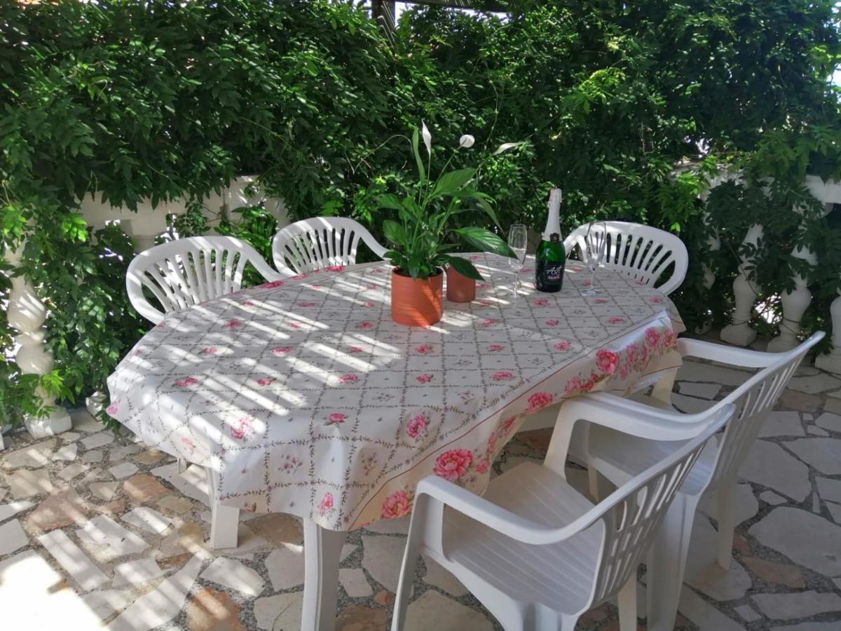 Apartmani Zmiric Примоштен Экстерьер фото