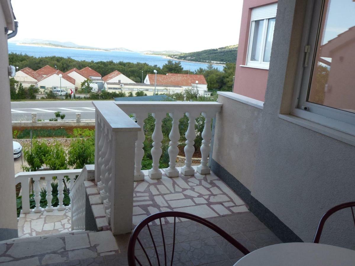 Apartmani Zmiric Примоштен Экстерьер фото