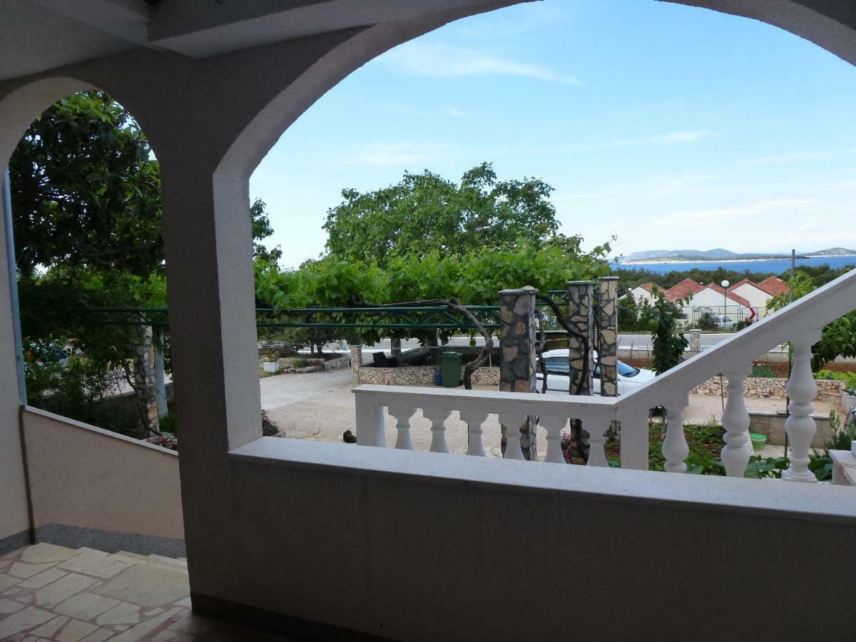 Apartmani Zmiric Примоштен Экстерьер фото
